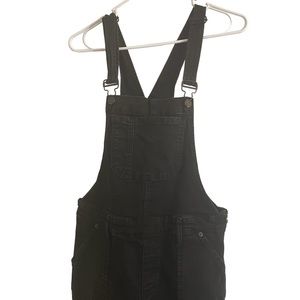 Cute black overalls!! 🖤